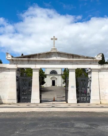 Entrada do Cemitério dos Prazeres, em Lisboa