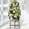 Palma fúnebre vertical de orquídeas brancas e verde-lima, sobre tripé