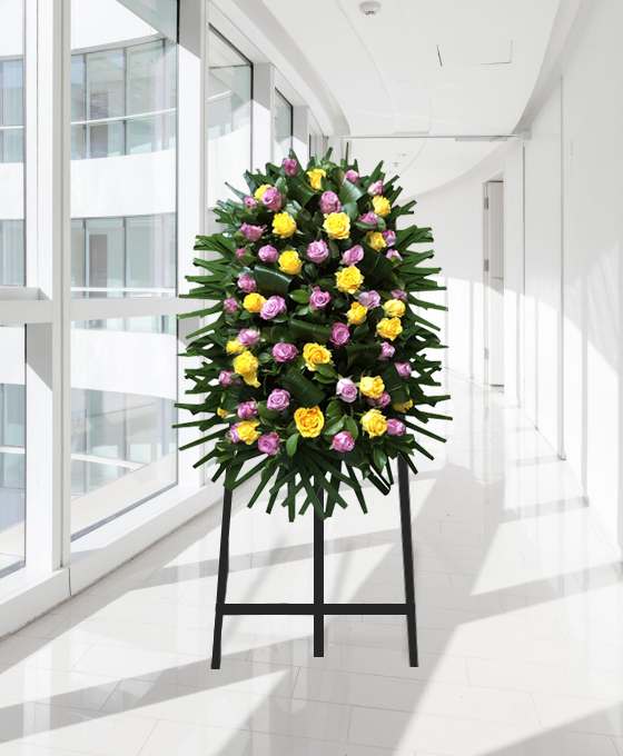 Palma fúnebre vertical de rosas amarelas e rosa, sobre tripé